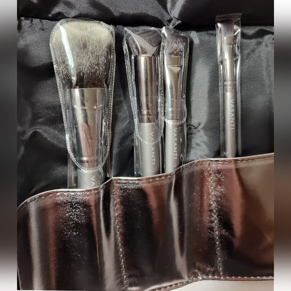VASANTI COSMETICS Curated 4pc Face Brush Set + Brush Roll - Picture 2 of 9
